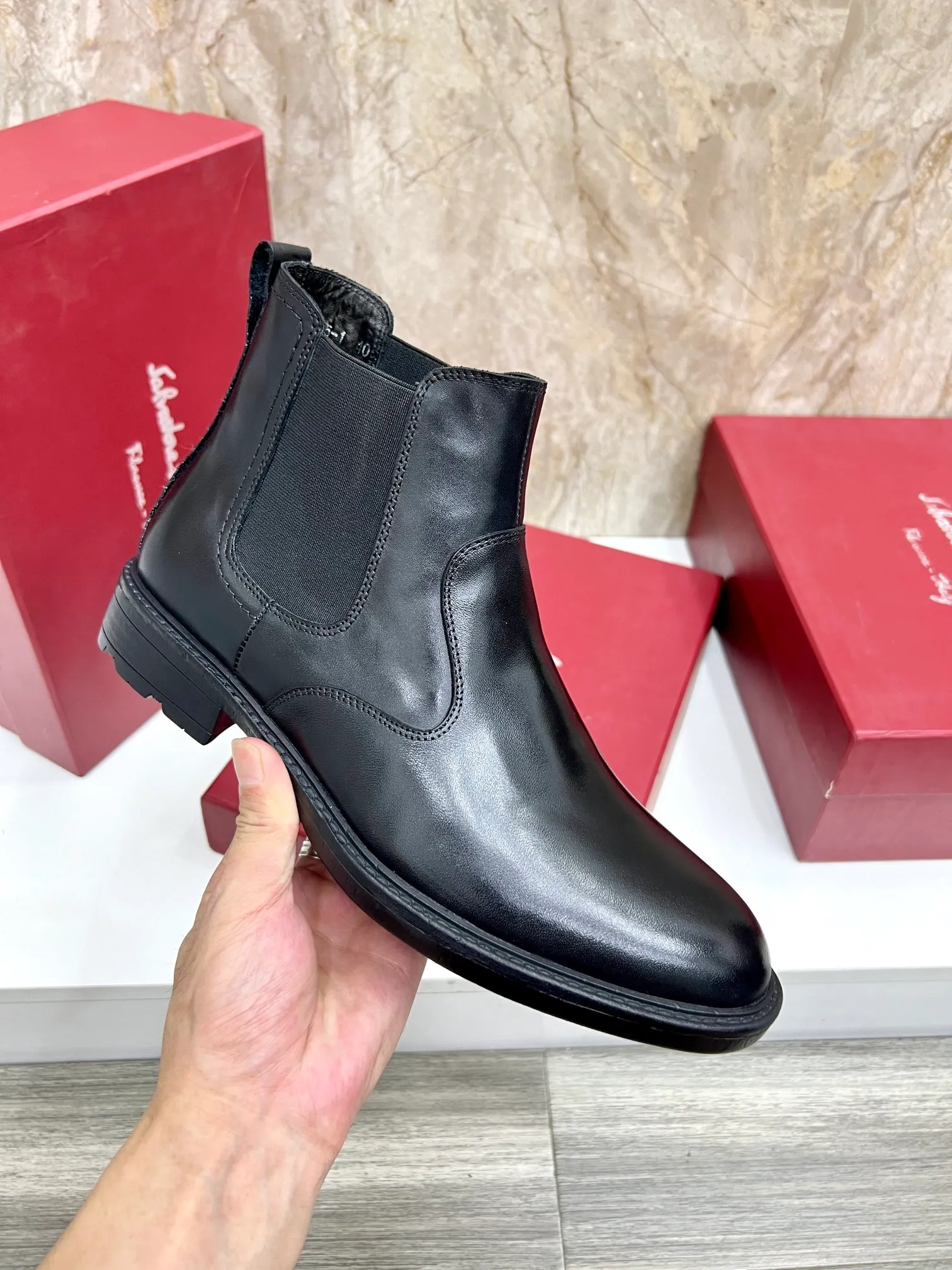 Original order quality: Men's shoes 💰700 Brand: Ferragamo (Ferragamo) One size larger: Men's size 38-44 (45 customized) Grade: Same style as the official website High-end men's shoes Material: Original cowhide, cowhide lining, original outsole Style category: Chelsea men's boots Fashion trend Color: Actual picture